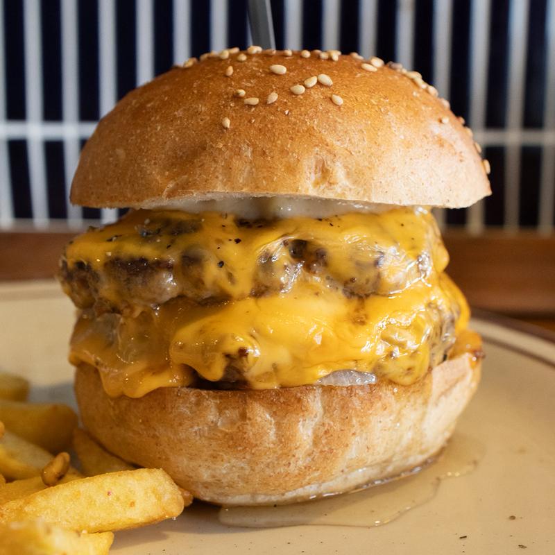 肉チーズダブル(マルハチバーガースタンド)