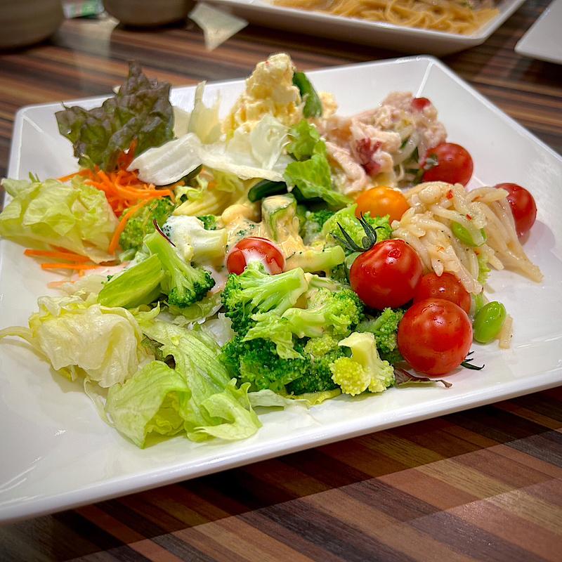 ミックスサラダ、タマゴパスタサラダ、蒸し鶏胡瓜と梅の和え物(スパリゾートハワイアンズ )