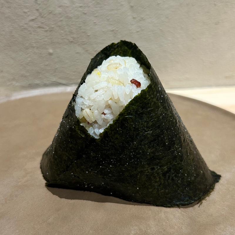 こだわりの塩むすび(五穀のおむすびカミムスヒ本店)