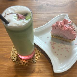 桜と抹茶のラテと桜餅タルト(N'ma cafe)