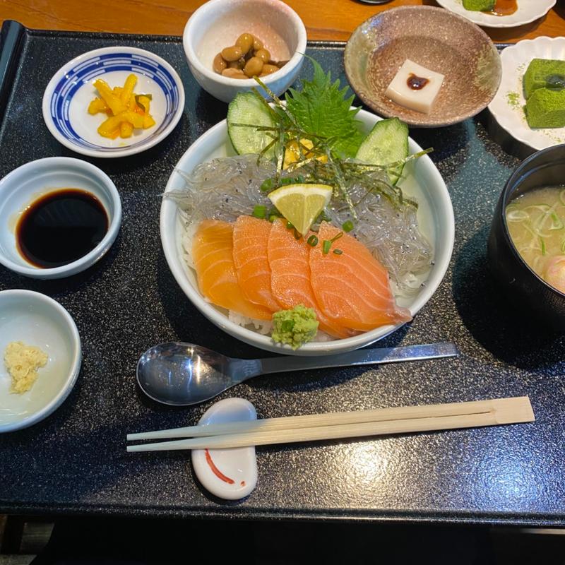 サーモン・しらす丼(四季菜)