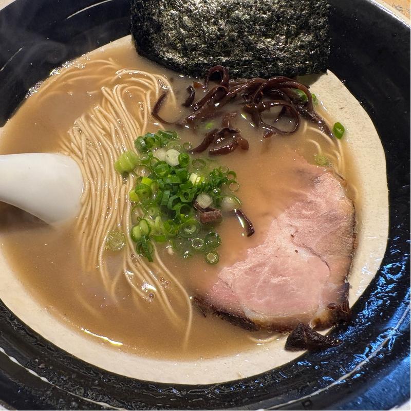 白(博多・長浜らーめん よかと)