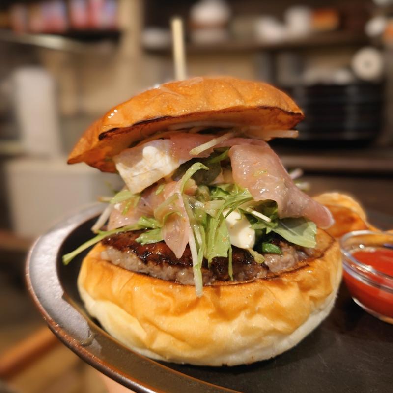 春かおる生ハムとカマンベールチーズのバーガー(Kokopelli)