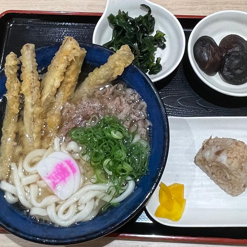 肉ごぼ天うどん、わかめハーフ、椎茸ハーフ、かしわおにぎり(資さんうどん南津守店)