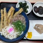 肉ごぼ天うどん、わかめハーフ、椎茸ハーフ、かしわおにぎり