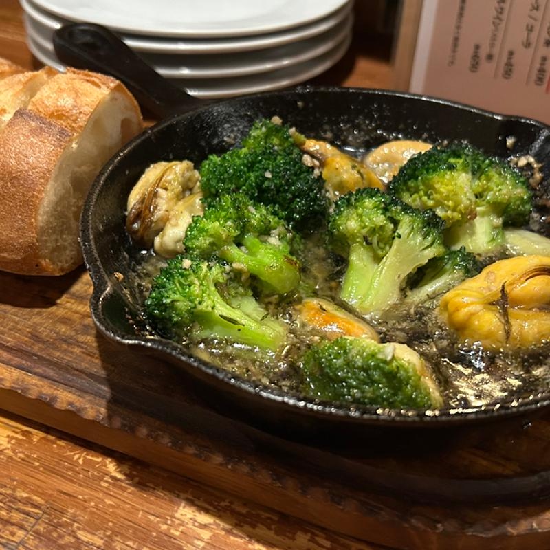 アヒージョ(ブロッコリー、ムール貝)(Ａlvino)