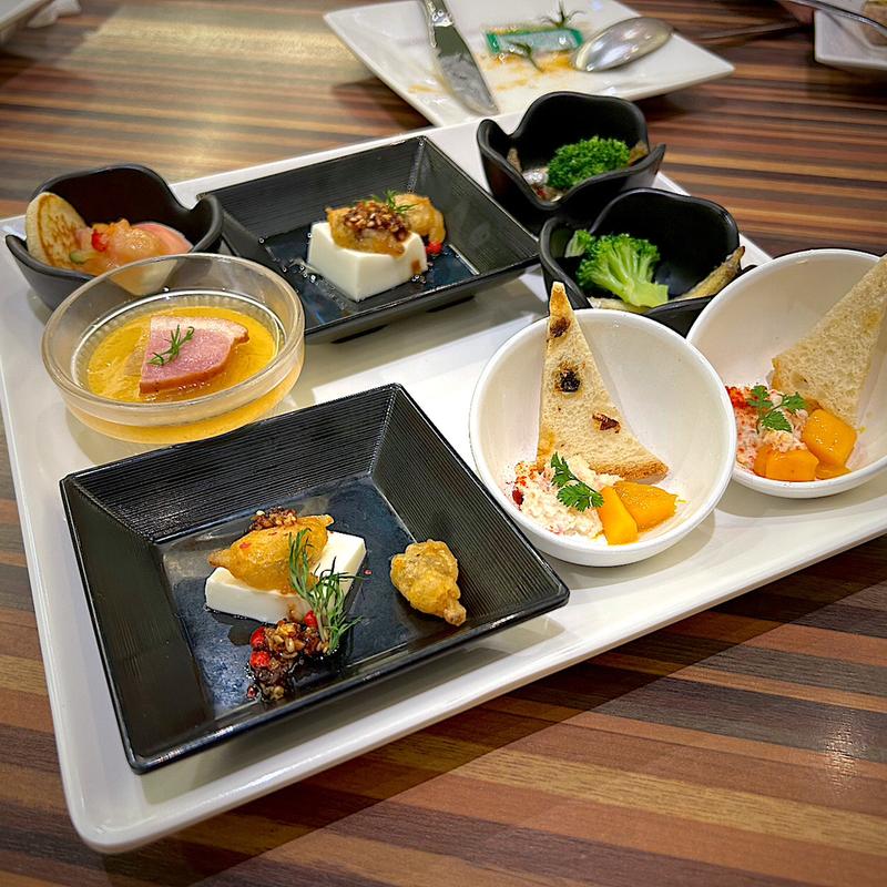 チーズ豆腐と浅利のフリット、蟹とマンゴーのカナッペ パッションフルーツソース、鴨とフォアグラのロワイヤル、わかさぎのフリット スイートチリソース、生ハムとクリームチーズブリニ 白桃のピュレ、グリルベーコンとパイナップルのキャラメリゼ(スパリゾートハワイアンズ )