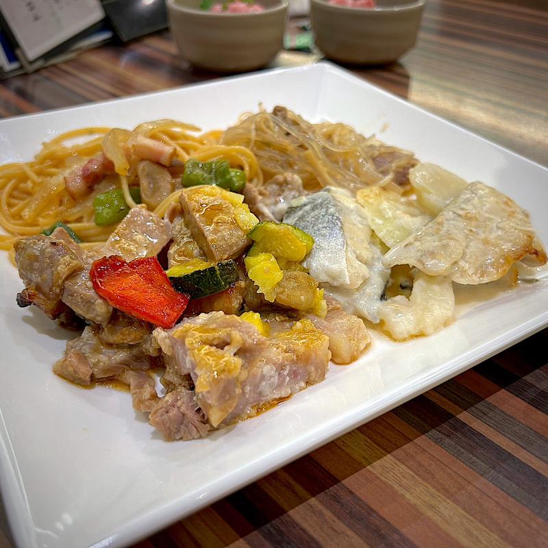 鱈とじゃが芋のドフィノワ仕立てココナッツ風味、豚肉の塩麹漬け南国黒酢ソース、牛すじと春雨のオイスターソース炒め、和風パスタ(スパリゾートハワイアンズ )