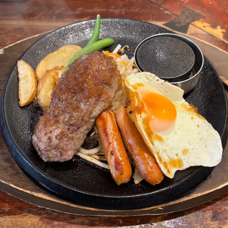ハンバーグ&ソーセージ目玉焼き添え(肉のはせ川 渋谷店)