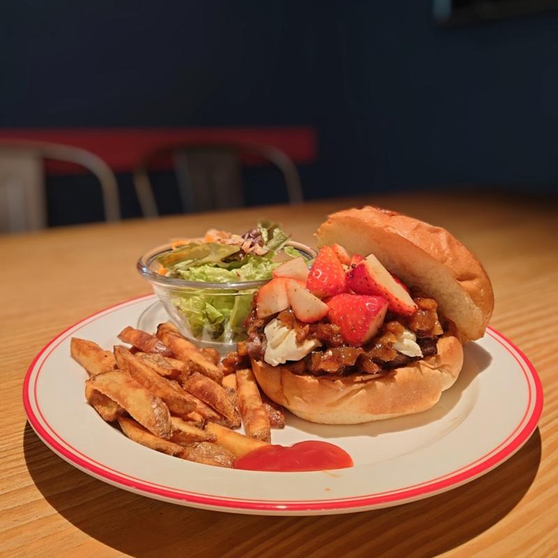 ベーコンジャムとイチゴのバーガー(S.B. DINER KOBE)