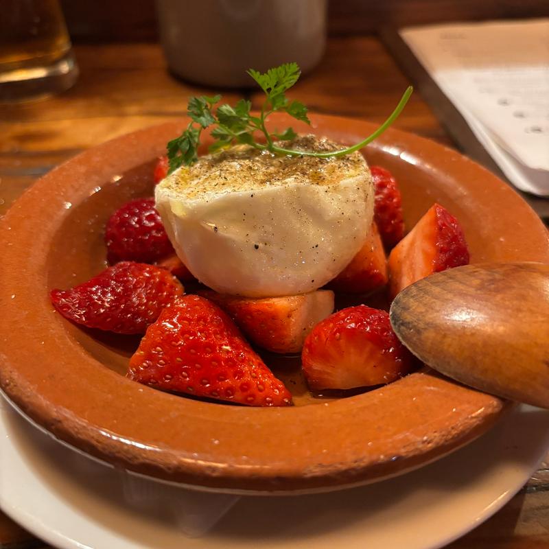 ブラータチーズと季節のフルーツ(かしわビストロバンバン 今泉店)