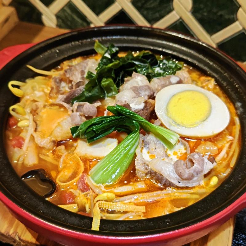 トマトチーズ麺(刀削麺)(肥鶏土鍋(ひとりどなべ))