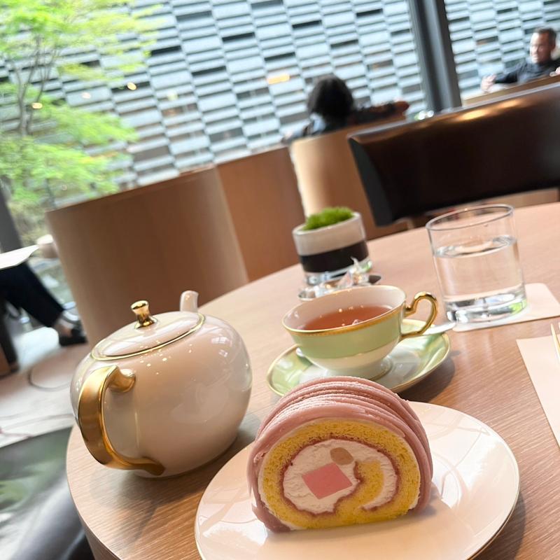 桜のロールケーキ(ラウンジ ORIGAMI)