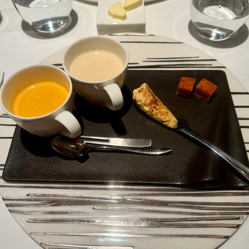 ランチコース　新玉葱・人参2種のポタージュ(Steak Dining Vitis)