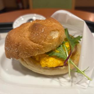 カイザーサンド スクランブルエッグ＆燻しベーコン ～トリュフマヨ入り～ (カフェ・ベローチェ 難波なんさん通り店)