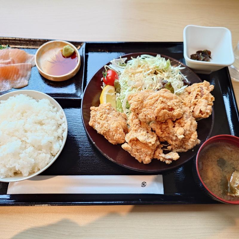 唐揚げ定食ごはん大盛り+単品サーモン(清嶺食堂)