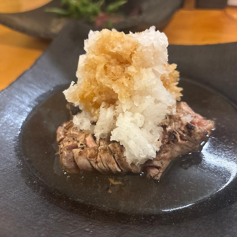 炙りまぐろのタタキ(まぐろ小屋別邸)