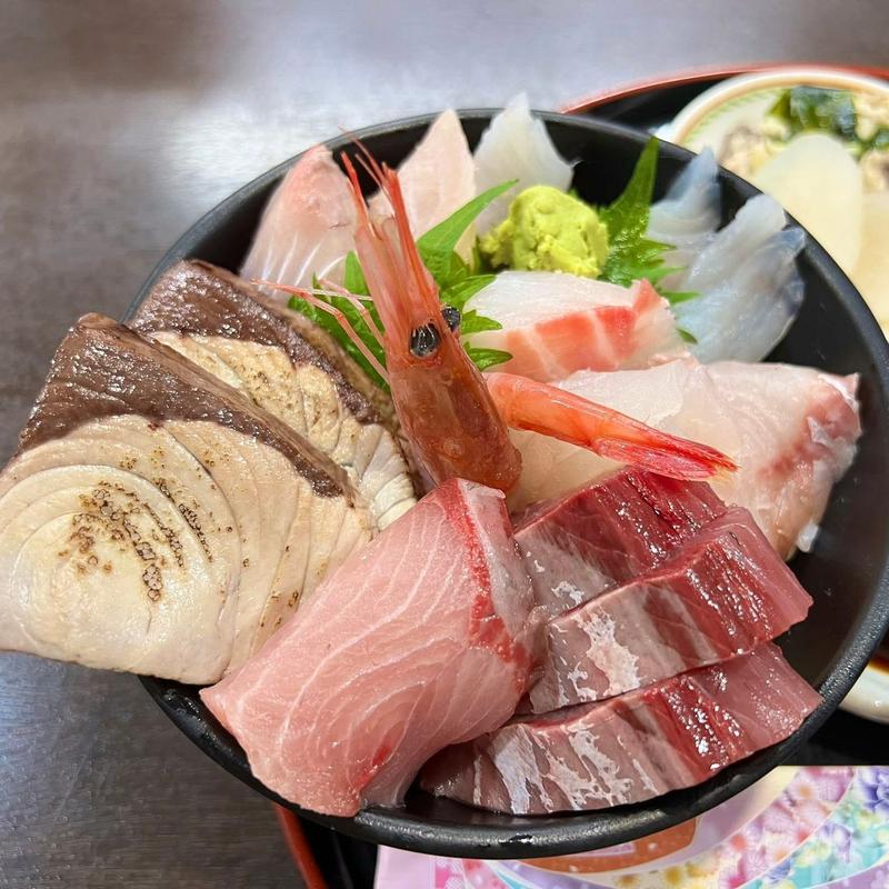 海鮮丼 ぶり刺身と炙り(海鮮丼 わら)