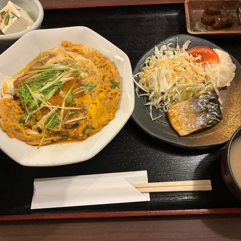 カツとじと塩サバ定食(きち屋)