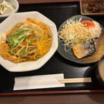 カツとじと塩サバ定食