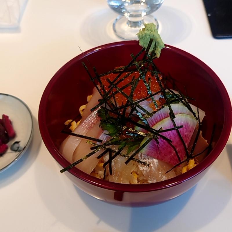 お昼の海鮮丼(re:Dine 日本橋室町)