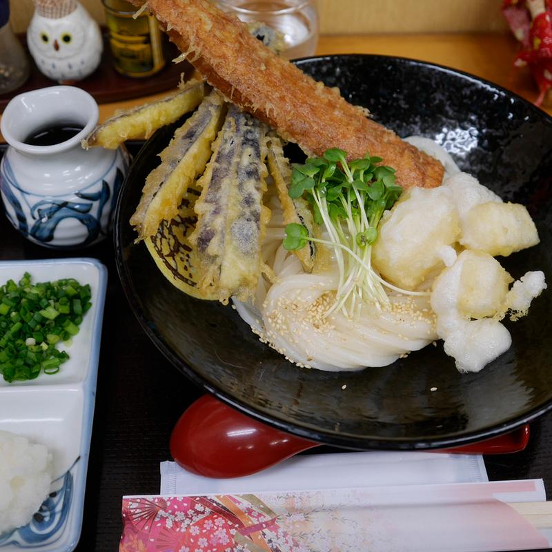 ちくなす天ぶっかけうどん(手打ちうどん 紅屋)