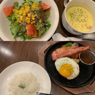 厚切ベーコン&目玉焼きバーグのスープセットとフレッシュサラダ
