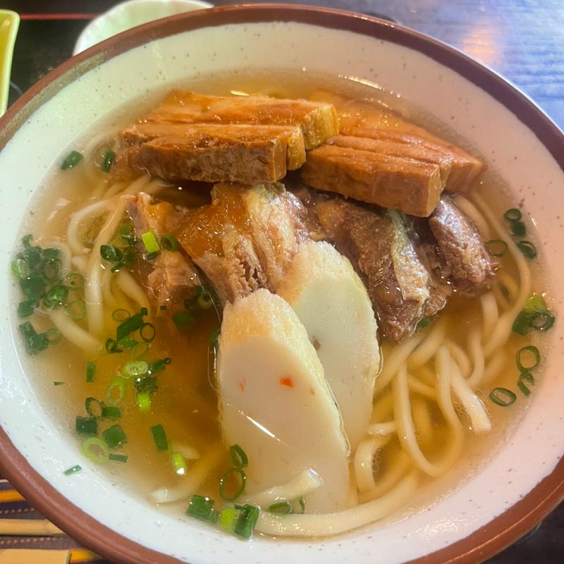 軟骨ソーキそば（三枚肉乗せ）(百年古家 大家（うふやー）)