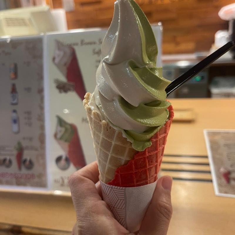 ミックスソフトクリーム（黒糖、抹茶）(百年古家 大家（うふやー）)