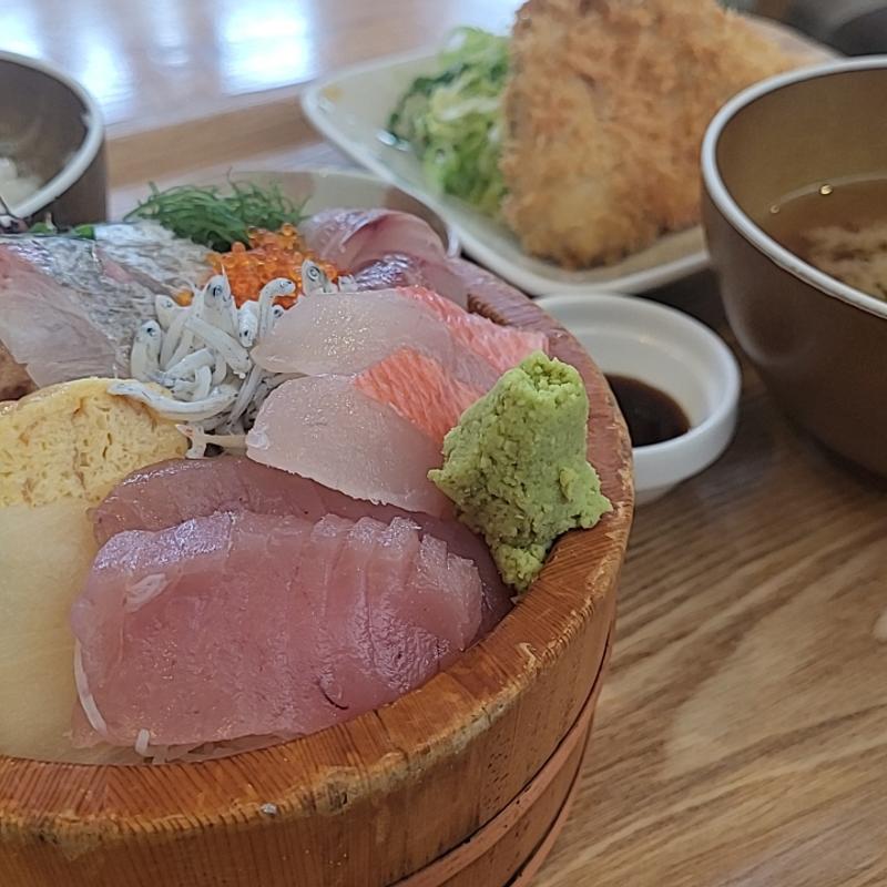 海鮮丼定食とアジフライ(平塚漁港の食堂 )