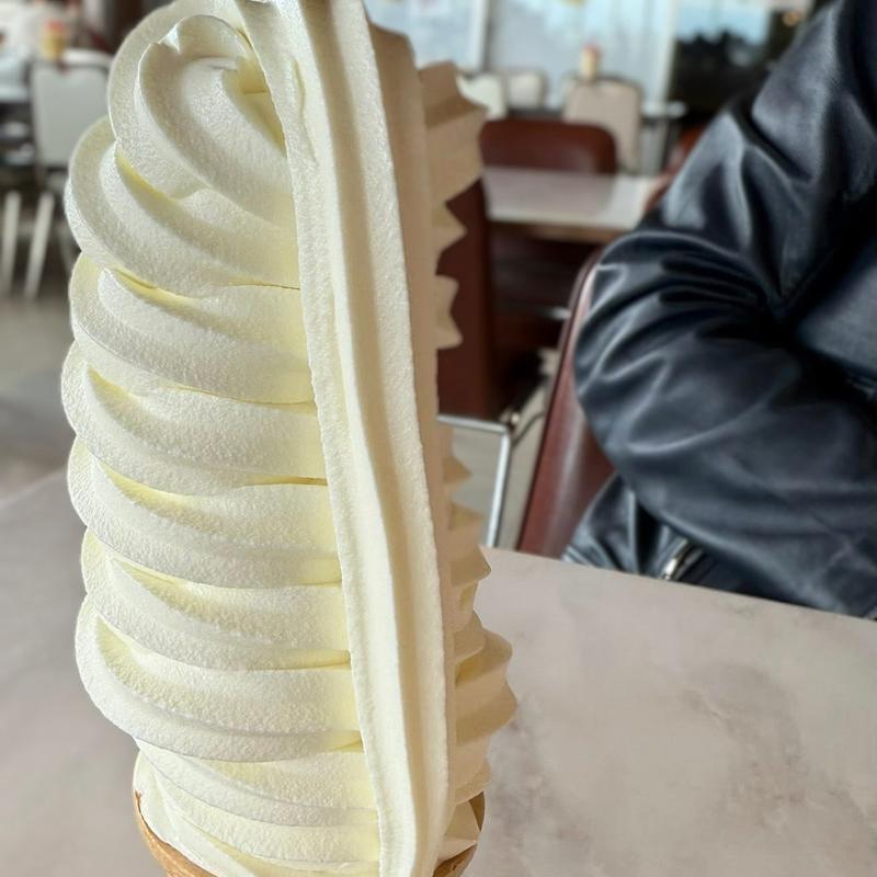 10段巻きソフトクリーム(マルカンビル大食堂)