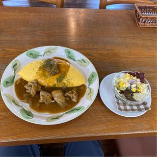 チキンカレーオムライス M(サラダorスープ、ドリンク付)(みるくカフェ )