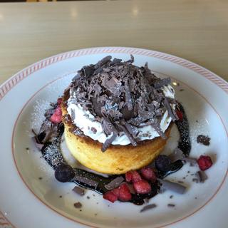 濃厚ショコラとベリーの窯焼きパンケーキ