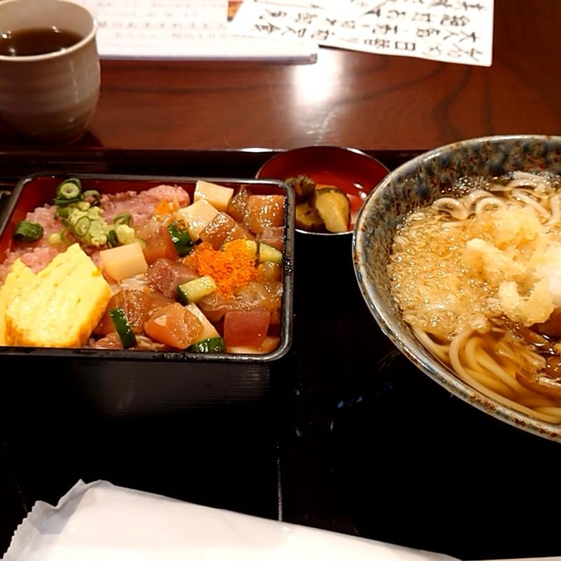 まぐろ海鮮バラちらしとなめこおろしうどん(神田 五大)