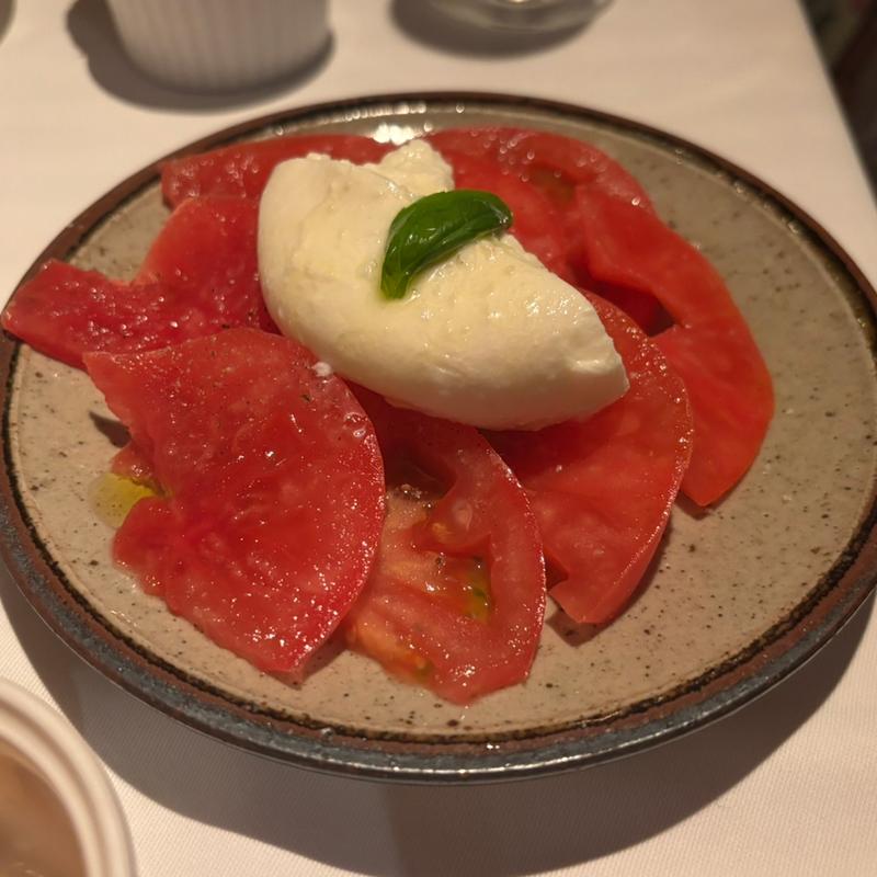 花畑牧場のブラータチーズ　丸ごとカプレーゼ(アントニオ デル ポライオーロ （Antonio　del　Pollaiolo）)