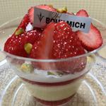 春の苺ピスタチオパフェ