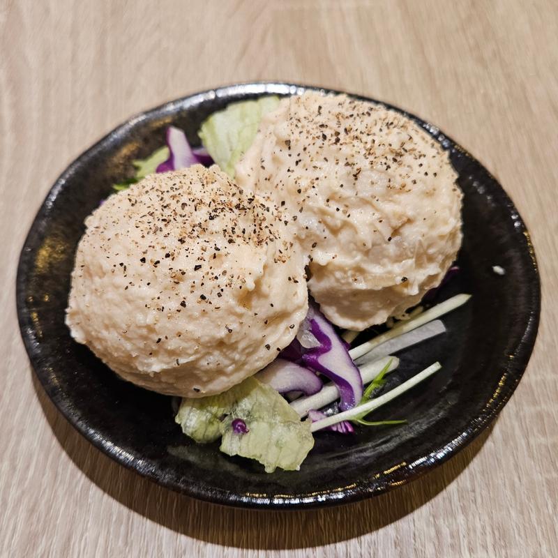 燻製チーズのポテトサラダ
(セルフ酒場たむさん)