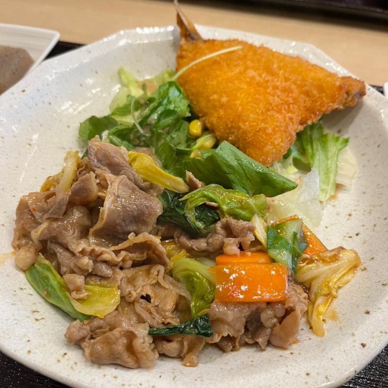 日替わり 牛肉と春キャベツの辛味炒めとアジフライ(絆 旬の肴と和み酒場)