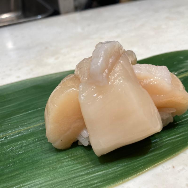 二階建て生ほたて(立食い寿司 根室花まる 錦糸町テルミナ店)