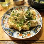 薬味たっぷり焼厚揚げ(大衆酒場 チャン栓チャン)