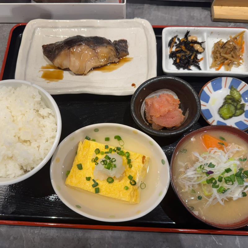 黒ムツ照り焼き出汁巻玉子定食：明太子＋豚汁(酒と飯　たまる食堂)