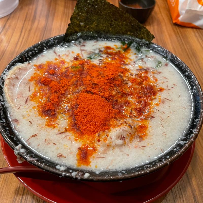 昨夜の三次会は背脂チャチャチャさんで 限定だし香る背脂塩ラーメン🍜 3件目でお腹いっぱいだったので麺は少なめで背脂多めですが😆 勢いでスープまで逝っちゃいました😇 美味しかった😋 #埼玉 #三郷 #ラーメン #激辛 #激辛ラーメン#背脂らーめん#背脂チャチャチャ#〆のラーメン#こってり#コテコテ#限定だし香る背脂塩ラーメン(背脂らーめん 背脂チャチャチャ)