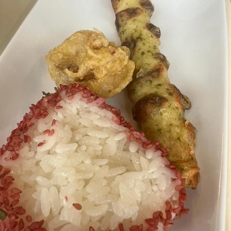 おにぎり ホタテの天ぷら ちくわ天(2025年日本国際博覧会（大阪・関西万博）会場)