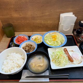 ソーセージエッグ定食　ミニ牛皿　朝得生野菜(松屋 足立保塚店 )