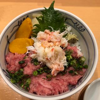 かにとねぎとろ丼