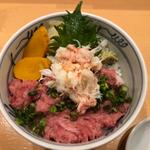 かにとねぎとろ丼