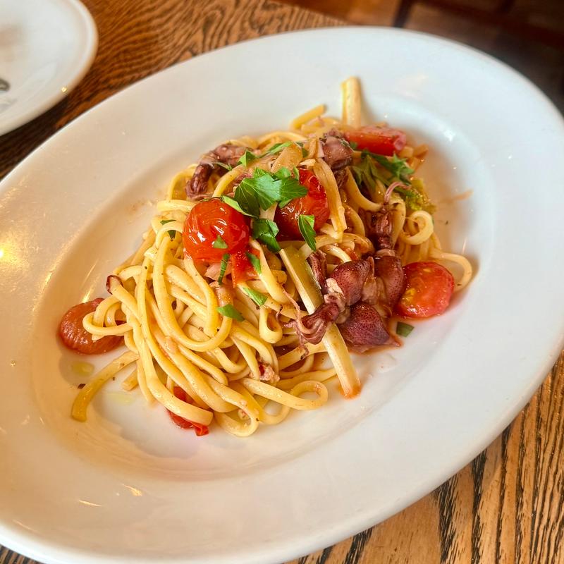 ホタルイカとうるいとミニトマトのペペロンチーノ(Trattoria e Pizzeria MOTHERS)