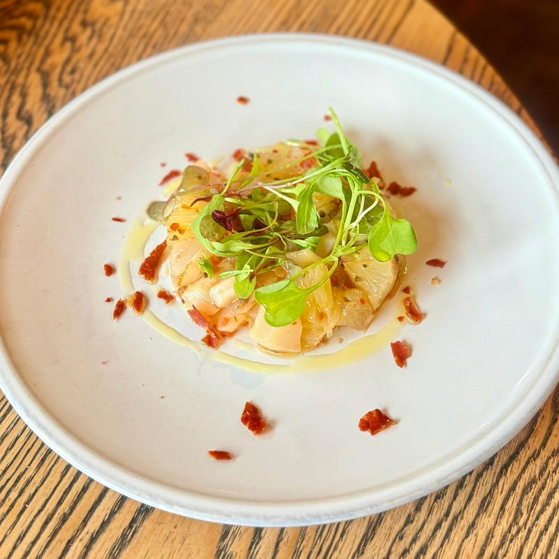 北海道産ホタテと季節のフルーツのタルタル(Trattoria e Pizzeria MOTHERS)