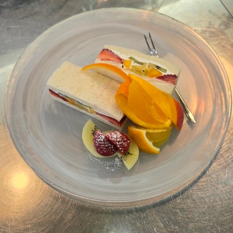 フルーツサンドハーフと季節のフルーツ(クリケット )