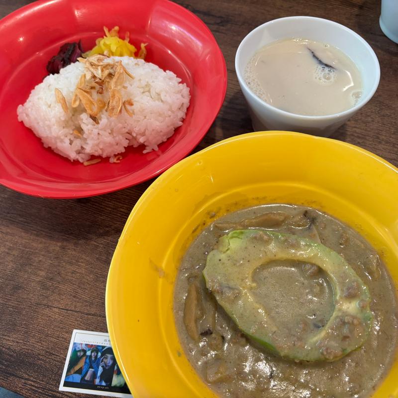 アボカドココナッツグリーンカレー(マドッシュカフェ)